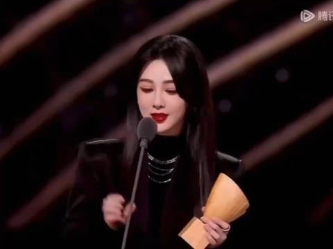 昨晚的星光大赏杨紫获得度电视剧演员奖！