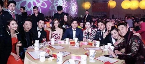 听说这在娱乐圈是可以封神的一张照片，仔细看，里面的故事太多了