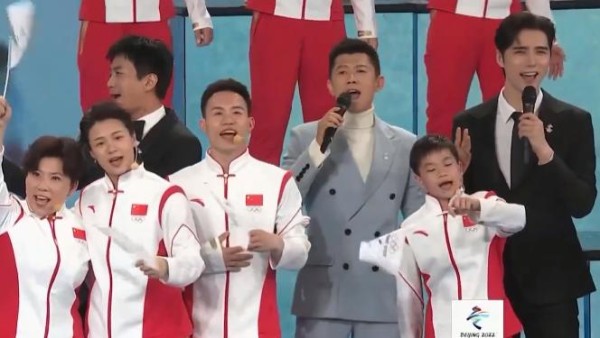 全红婵首度献唱！挥舞北京冬奥会旗帜，冠军级表演万众瞩目
