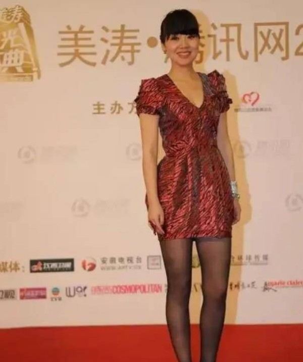 闫妮终于打破了年龄的锁链，黑丝袜搭配红裙女人味十足！