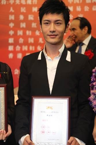 黄晓明引领时尚新风潮玩转微博成公益慈善达人