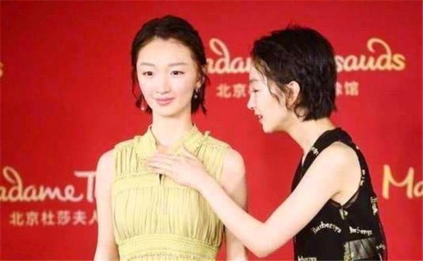 明星欣赏自己蜡像时的表情亮了！周冬雨羞涩瞄胸，他被丑到捂脸