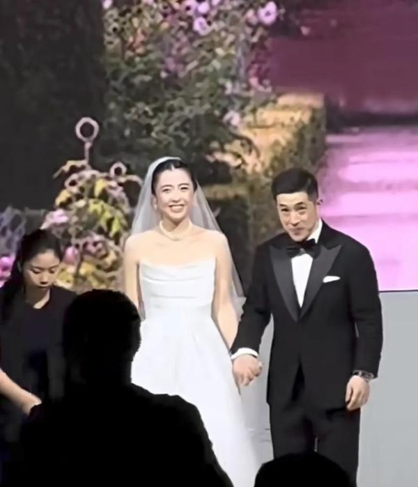 汤镇业嫁女800人宴会厅满座！向太邝美云来喝喜酒，女婿有点显老