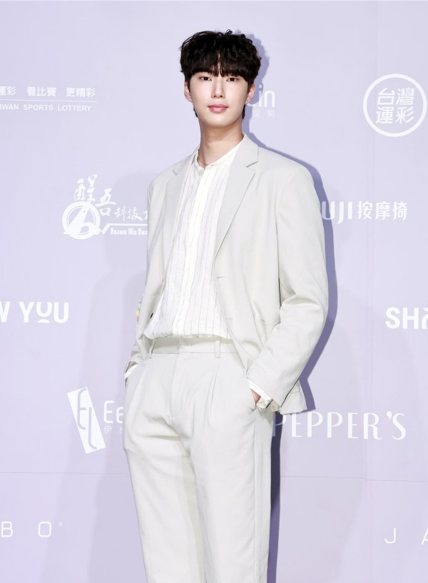 金云宛若白马王子现身记者会。（伊林娱乐提供）