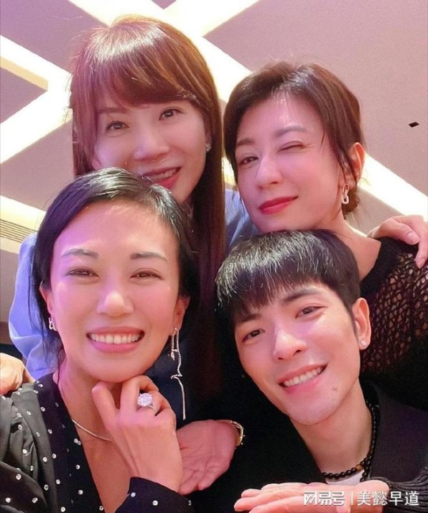 爱情奇迹？萧敬腾豪言要娶经纪人，并喊她“妈妈”