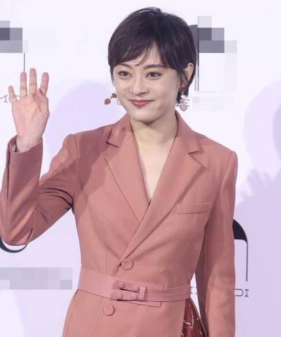 女明星时装周太养眼！孙俪干练何超莲红头发吸睛，朱婷李娜罕同框