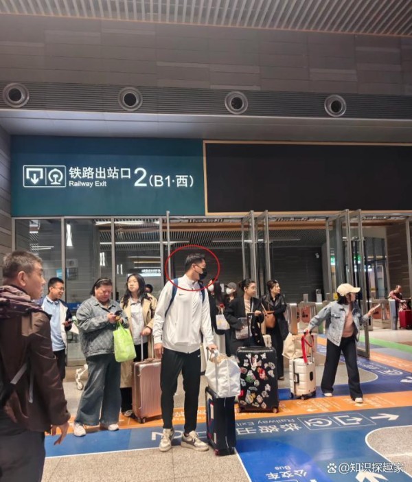 明星乘高铁：低调背后的真性情与争议