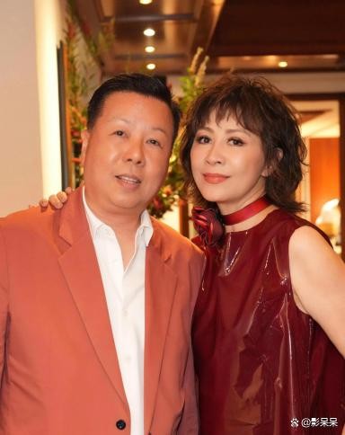 刘嘉玲搂着雷兆光很亲密，曾志伟靠在上山诗钠怀里，港女没边界感