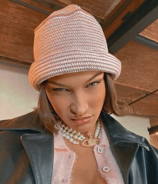 Blackpink Lisa、太妍到超模 Bella Hadid 也戴上了 Vivienne Westwood 的珍珠頸鍊！為何土星珍珠首飾會爆紅？