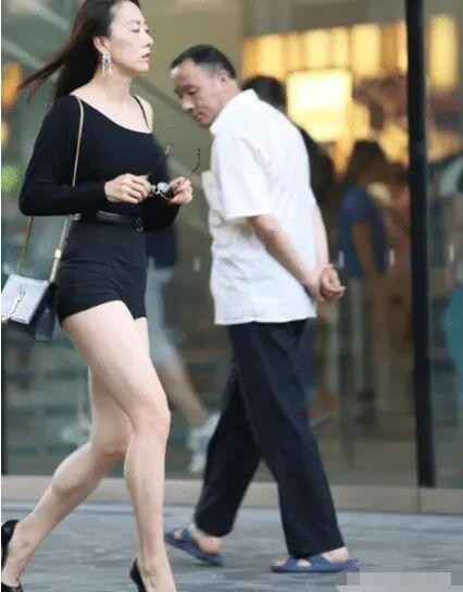 轻熟网红女星的真实街拍，就连路上的大爷，目光都被她深深吸引了