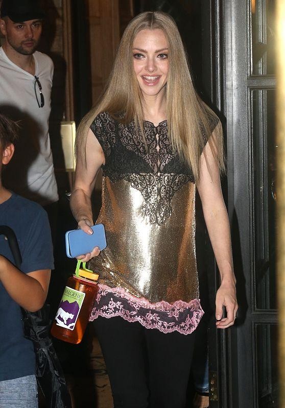 阿曼达·塞弗里德留长直发尽显女人味 亮片装秀身材耀眼吸睛