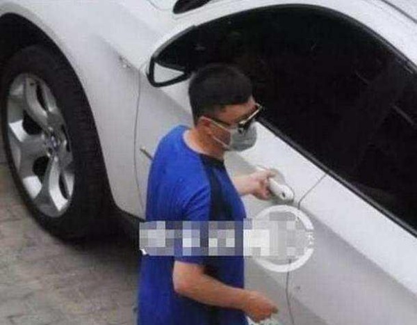 娱乐圈里十分有名的老戏骨, 两人一个演警察一个演坏蛋