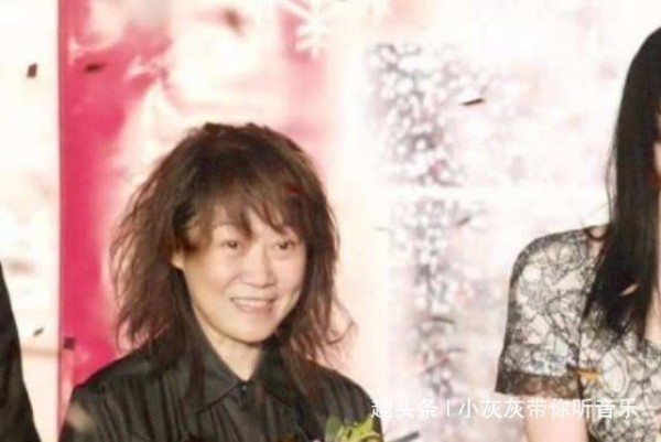 她是金牌经纪人，一辈子签了三个人，个个是顶级巨星