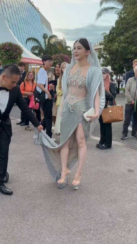 赵樱子~戛纳红毯妆造 昨天才说礼服被毁,今天就换上其他的了