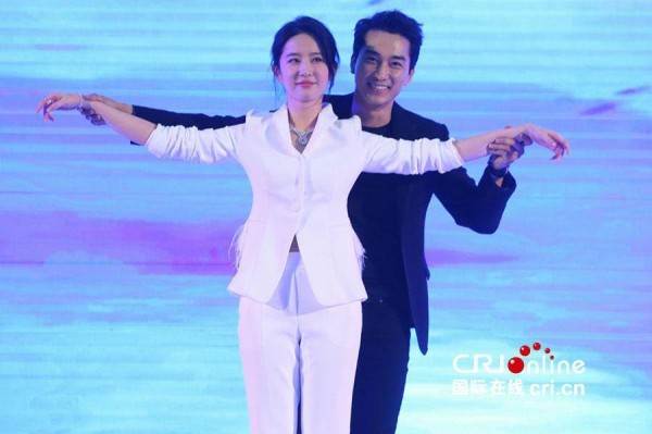 刘亦菲宋承宪黑白配合体亮相 被问婚前协议刘亦菲不悦