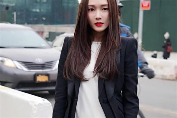西装怎么搭配连衣裙 跟着明星学穿搭