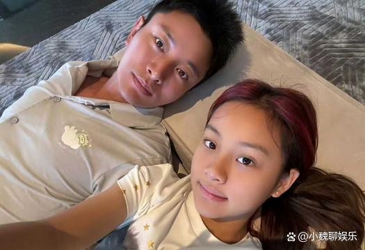 贾乃亮晒合照为12岁甜馨庆生，父女俩五官很像，网友：女儿养得很好