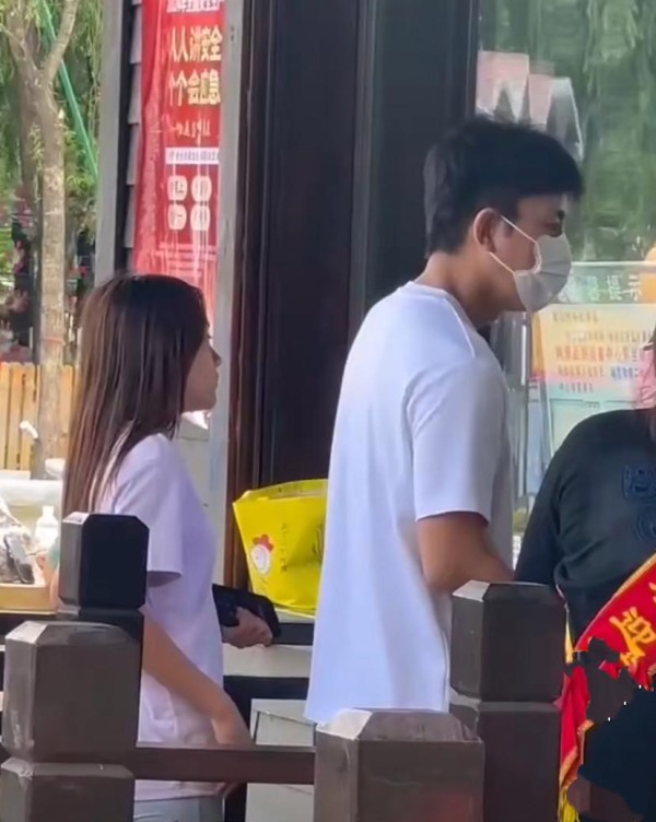 贾乃亮带女儿逛动物园，爷爷奶奶现身陪同，甜馨向路人挥手有礼貌