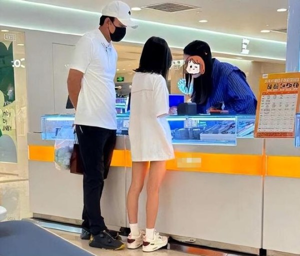 贾乃亮父女逛商场被偶遇，甜馨长势猛惹争议，10岁身高远超同龄人