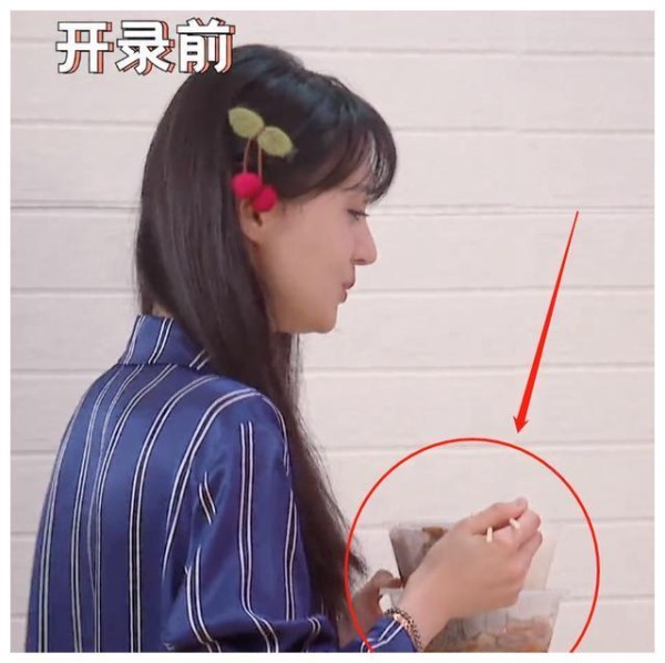 郑爽带盒饭录综艺节目，截图放大三倍，这是女明星的真实饭量？