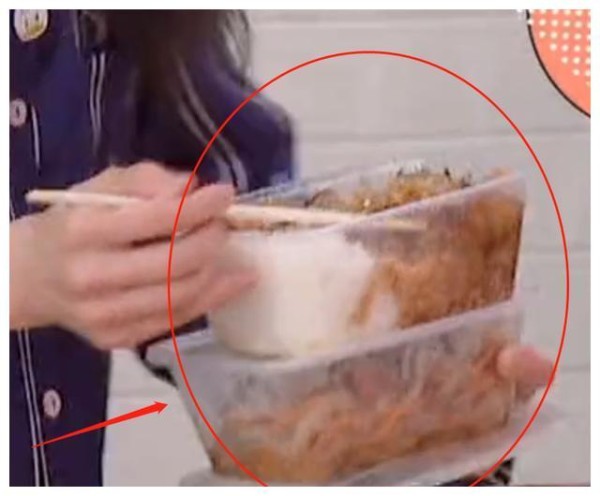 郑爽带盒饭录综艺节目，截图放大三倍，这是女明星的真实饭量？