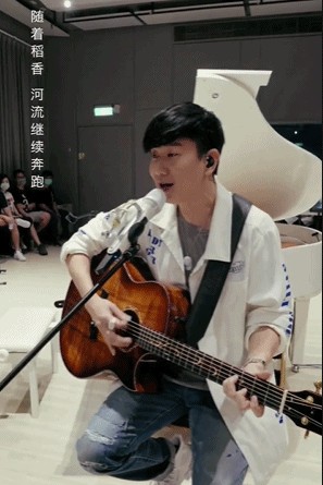 梁咏琪唱花火致敬白衣天使 周杰伦林俊杰合唱《stay with you》