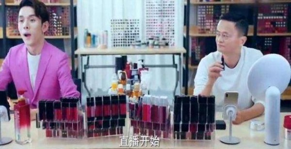 杨幂做客李佳琪直播间，半小时全部卖空，杨幂：买它买它买它！