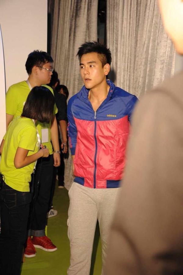 郑恺当初选角一致同意李昀锐 网球互动引关注