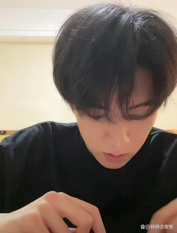 赵一博退群引争议！粉丝经济背后，我们该反思什么