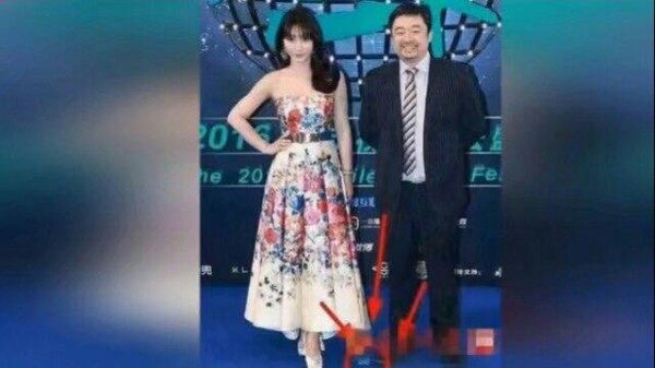 性感女神柳岩出席活动避孕套滑落？也是尴尬了