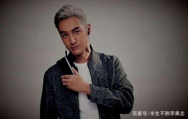 明星宠粉盘点：胡歌为粉丝跪地签名，他的宠粉堪称教科书！