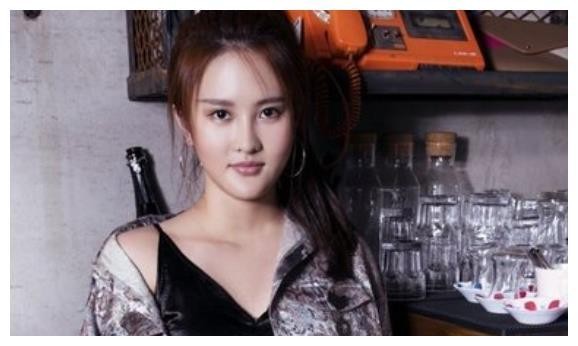 她曾对胡歌公开示爱，却至今单身，因姥姥指路成就跳水冠军