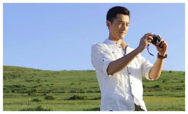 胡歌终于上线了！带来了今年首张自拍，网友：眼里有星星，被撩了