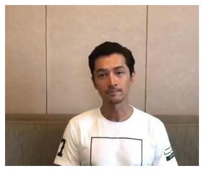胡歌终于上线了！带来了今年首张自拍，网友：眼里有星星，被撩了