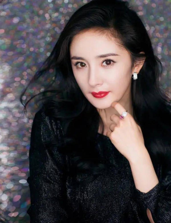 杨幂是否也被规则过，探索杨幂的成名之路