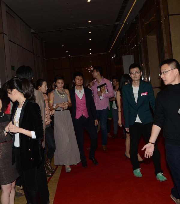 名流聚会闪耀光芒：奚梦瑶何猷君夫妇的时尚魅力与温情瞬间