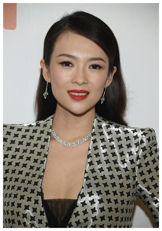 被张艺谋封杀的两位女星，前者乖乖退圈，后者让张艺谋损失近千万