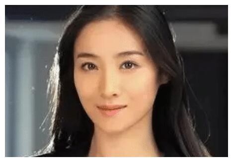 被张艺谋封杀的两位女星，前者乖乖退圈，后者让张艺谋损失近千万