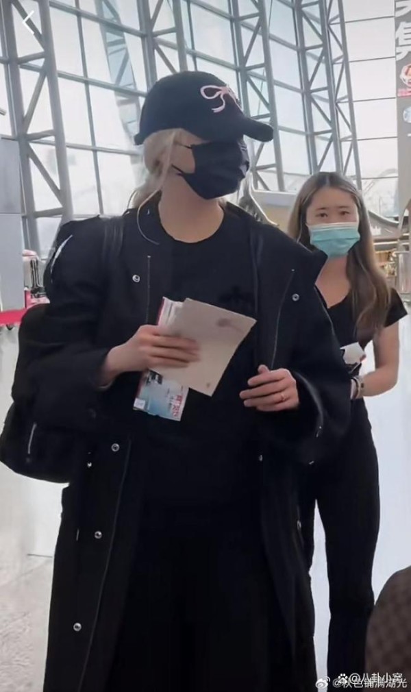 关晓彤回应无名指戒指 分手传闻再起波澜