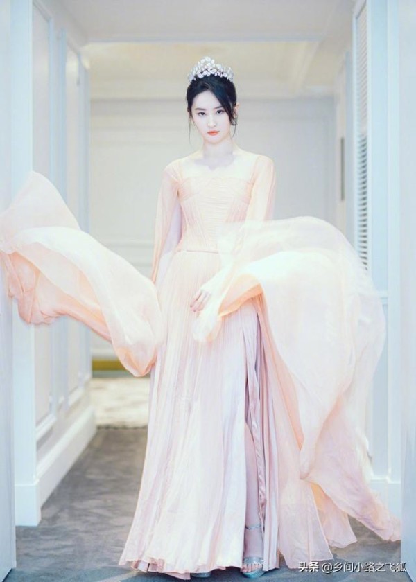 迪士尼真人版《花木兰》发布最新海报，刘亦菲一袭红衣英姿飒爽