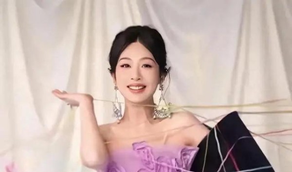 杨紫32岁生日照引争议，网友称亲娘认她也费劲，媒体批整得太过分