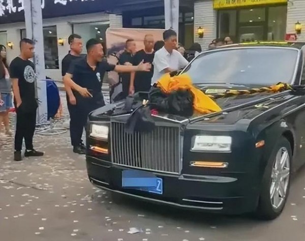 回顾：沈阳网红“涛哥”离世，劳斯莱斯开道相送，葬礼占满整条街-有驾
