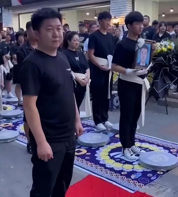 回顾：沈阳网红“涛哥”离世，劳斯莱斯开道相送，葬礼占满整条街-有驾