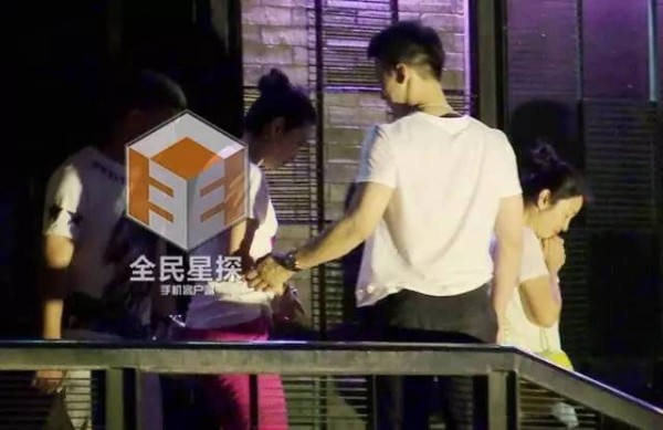 许文楠扶李冰冰下楼梯。图片来源:全民星探