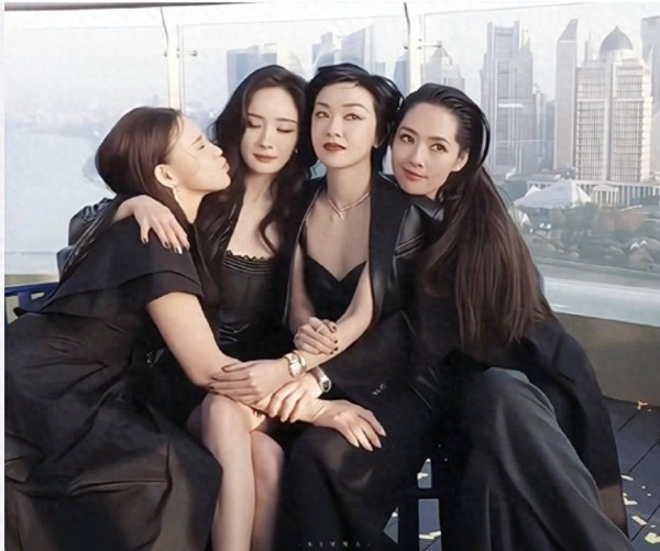 大合照暴露咖位：杨紫靠边站，赵雅芝张柏芝上不了桌，C位没争议