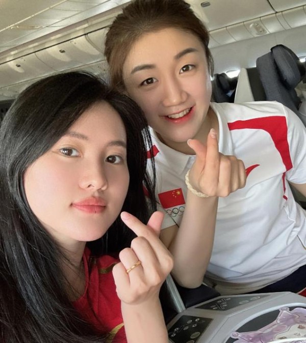 陈梦陈若琳两大美女合照同框比心，网友直言这照片含金量有点高