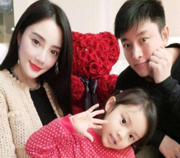 贾乃亮李小璐官宣离婚，抵不过七年之痒，未来共同抚养女儿甜馨