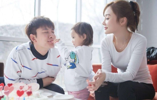 李小璐到底有没有离婚真相大揭秘？李小璐后悔离婚给甜馨改名卖惨