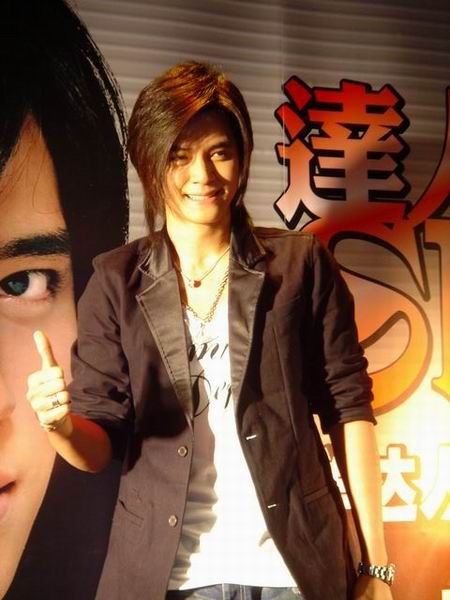 罗志祥《达人SHOW》上海宣传 与小猪深情相拥