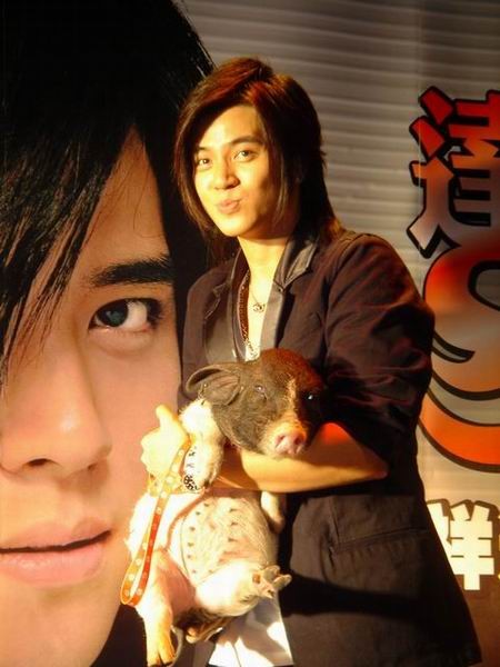 罗志祥《达人SHOW》上海宣传 与小猪深情相拥
